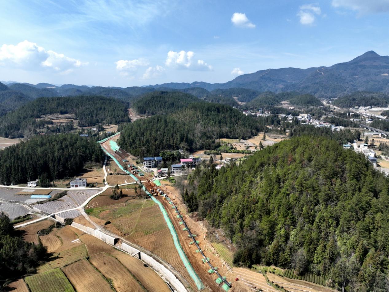 川气东送破解复杂山地施工难题 长输管道全自动焊占比达89%