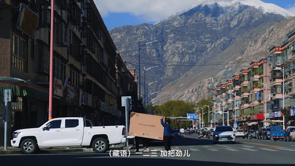 华为智慧屏服务的故事，写进林海、沙漠与高原